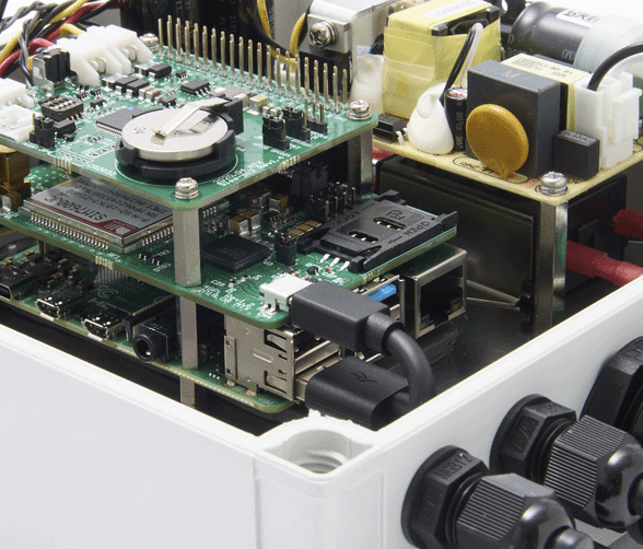 Pi-protect - ラズベリーパイ防塵防水IoTゲートウェイ - ラズパイ4G通信防塵防水 - （下から順に）ラズパイ、4GPi、slee-Pi3